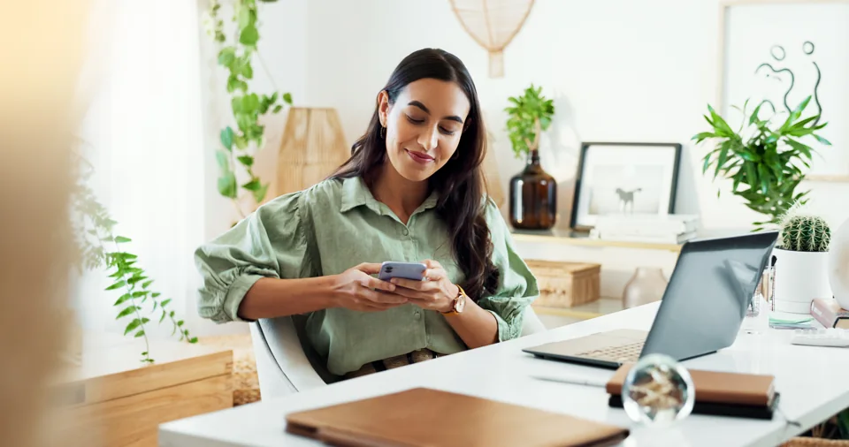 Pessoa usando o celular em casa, representando uma gravação residencial para tarefas de dados